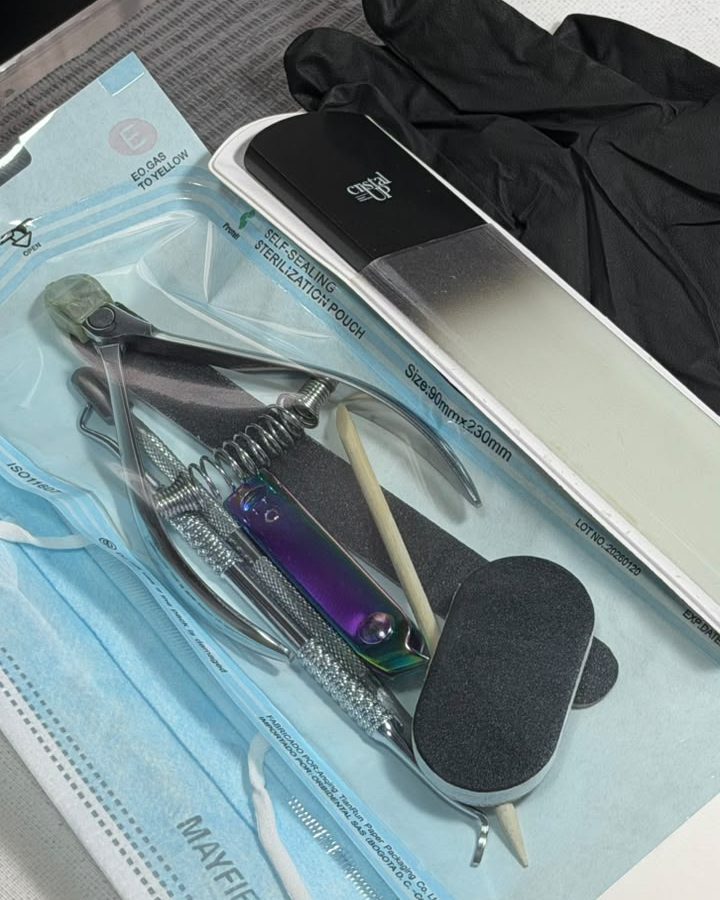 Herramientas en su bolsa de esterilización, con guantes y lima nuevos