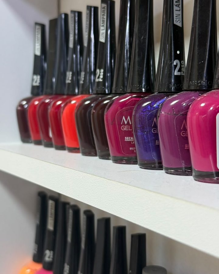 Estante con esmaltes de colores
